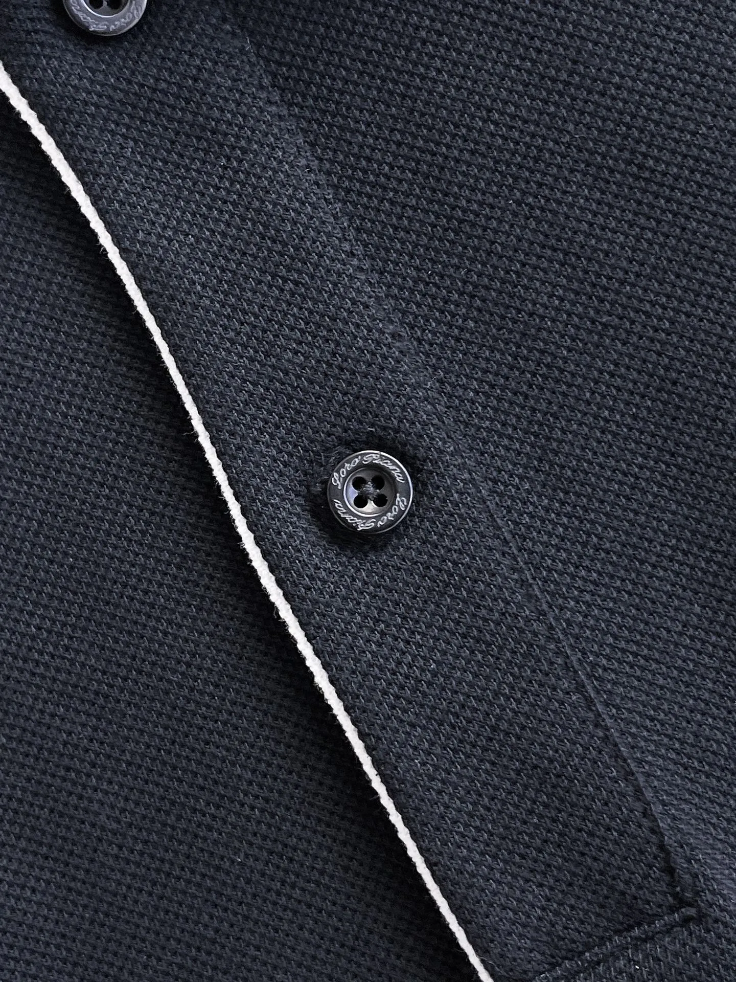LP 2036ss🌹Spring and summer new high-quality short-sleeved lapel polo shirts are here. Made of imported customer-supplied mercerized pique fabrics. Brand logo. Original hardware accessories. Original factory labels. Carefully designed. Big-name quality. Good value for money.💋Original customization with 1:1 detail restoration. Ribbed knitted striped collar. Loose fit. The upper body is great👍🏻 Size: M~XXL